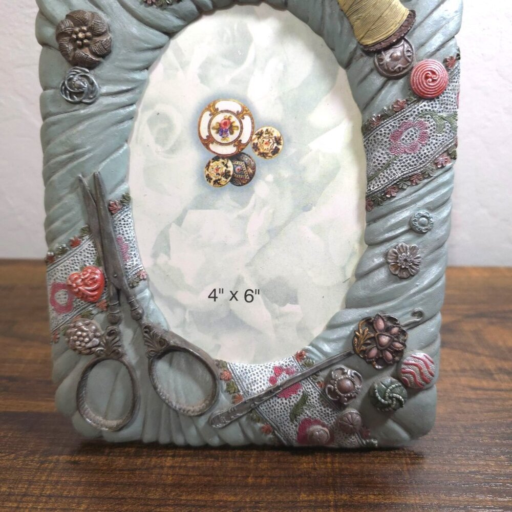 Sewing-Themed Resin Frame 4"x6" 3D Decorative Buttons Scissors Thread Spool - Picture 3 of 8